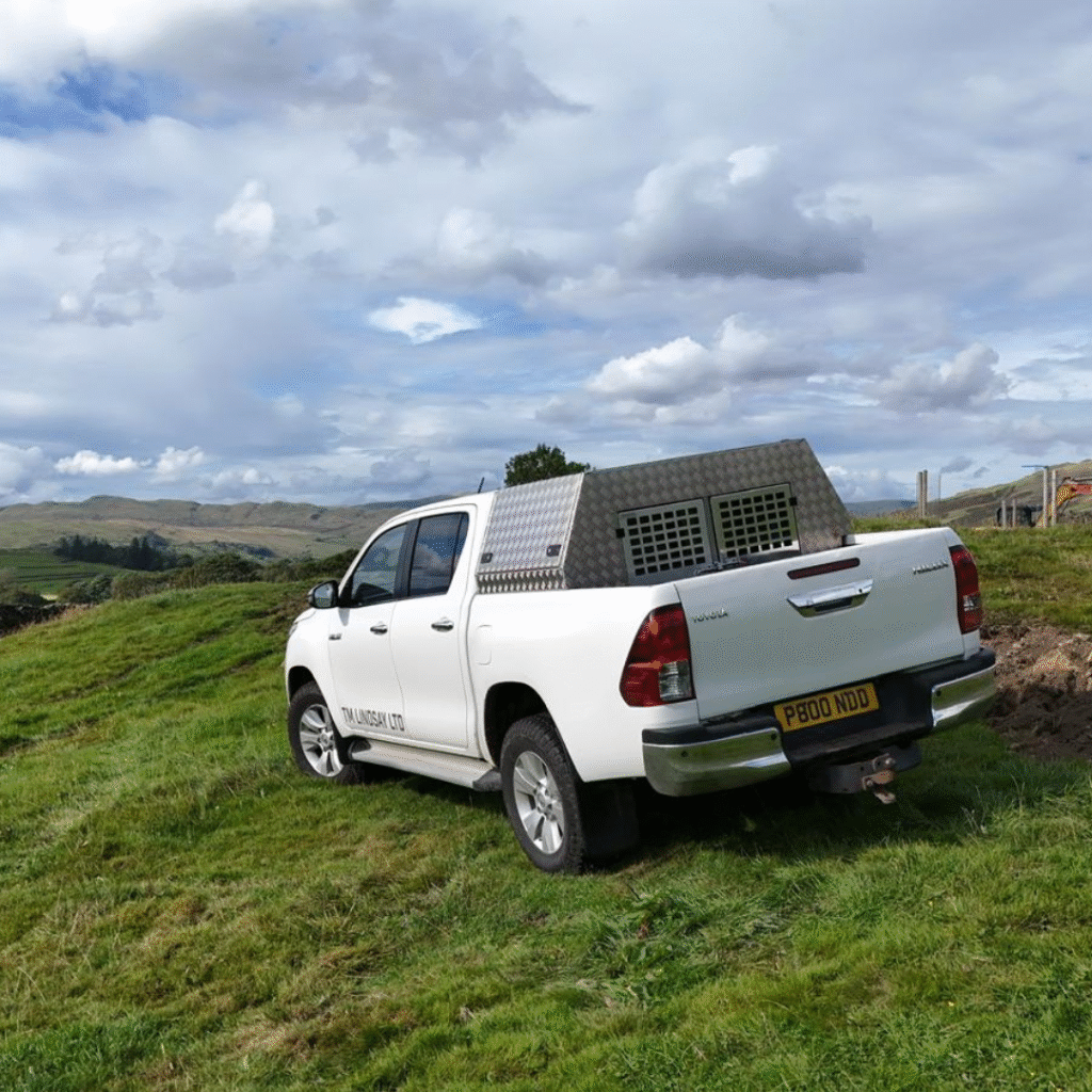 Hilux canopy with lockable compartments and raised clearance